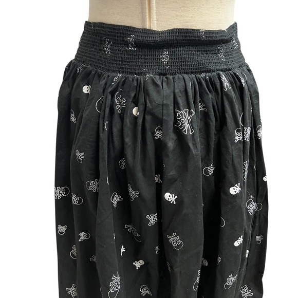 SARA USA Black Skull Skirt Midi with white skulls Elastic Waist Size Large NWOT - Picture 2 of 10